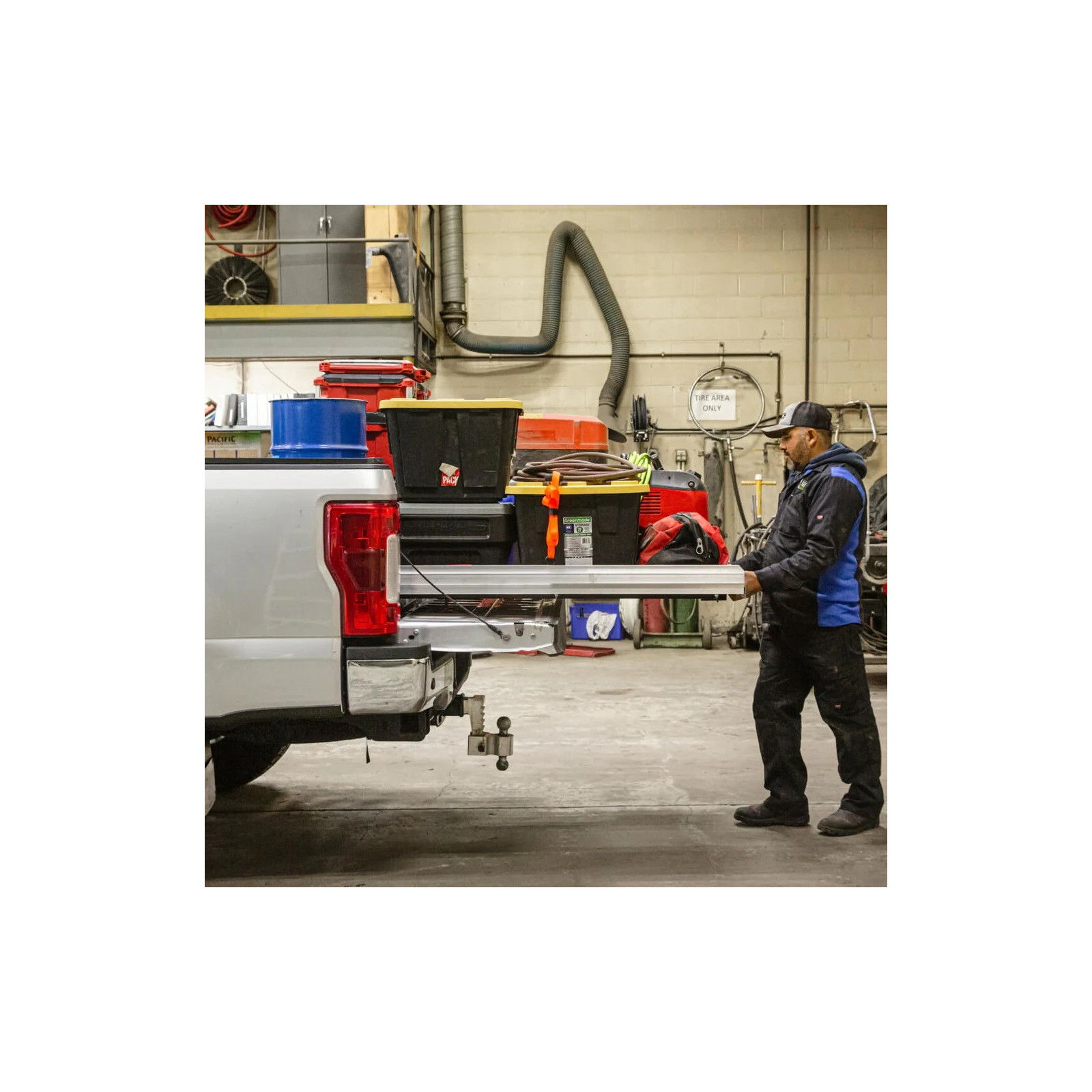 Plancher coulissant DECKED Cargo Glide • Capacité 680kg • Dimensions 2413x1219mm • Extension 70 % 