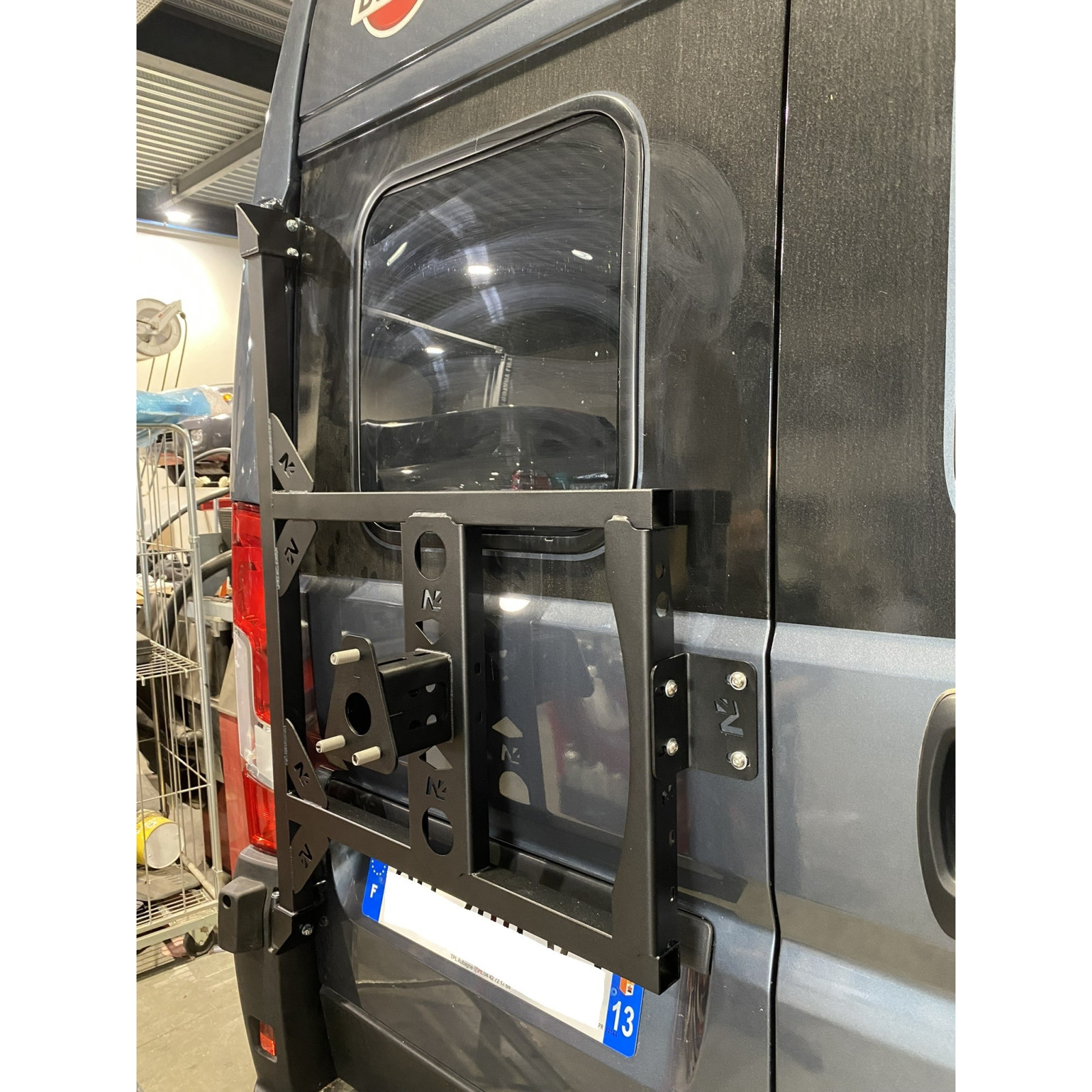 Porte roue de secours en inox sur porte arrière gauche Fiat Ducato Campeo N4-OFFROAD 