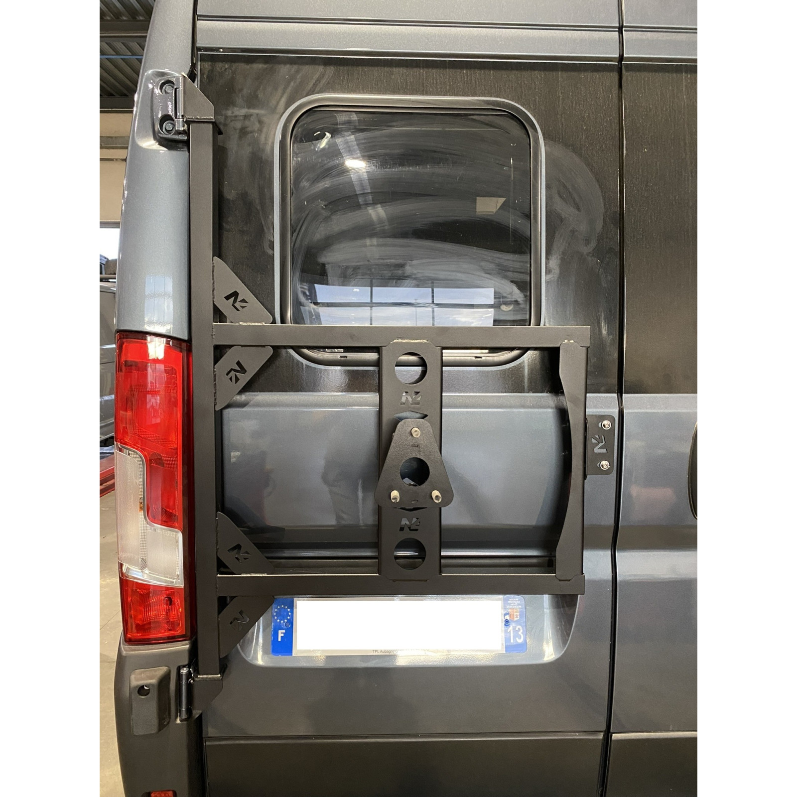 Porte roue de secours en inox sur porte arrière gauche Fiat Ducato-Campeo N4-OFFROAD 