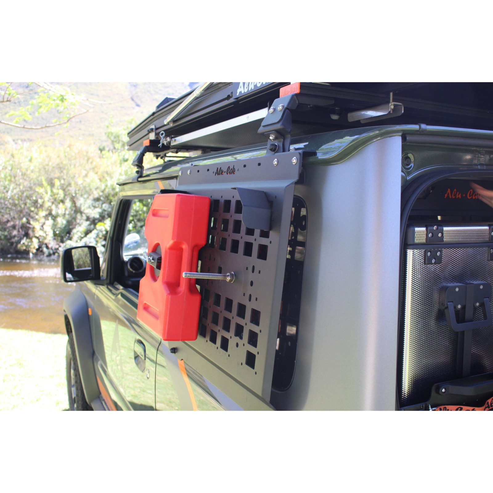 Support jerrycan sur plaque latérale Molle Alu-Cab Suzuki Jimny Alu-Cab 