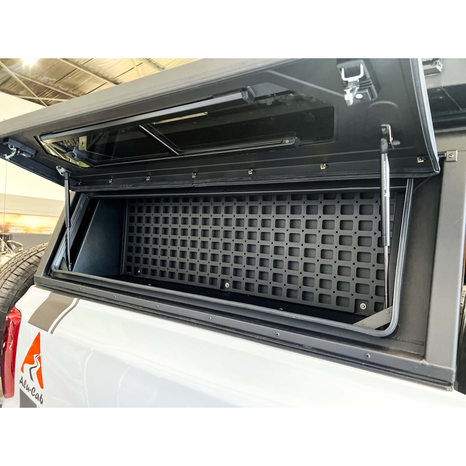 Grille 1250mm d'organisation pour compartiment latéral de hardtop Alu-Cab 