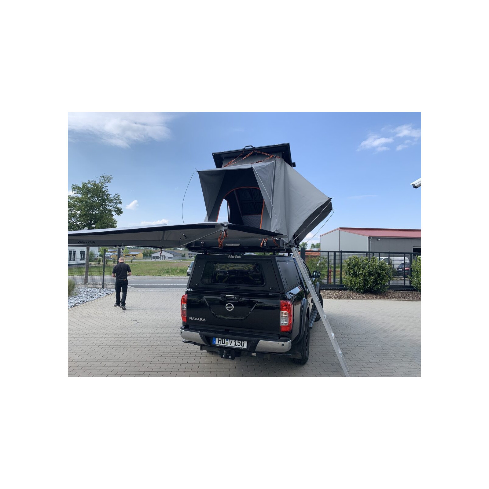 Hardtop Explorer noir lisse Nissan Navara NP300 2016-2021 double cabine Alu-Cab 