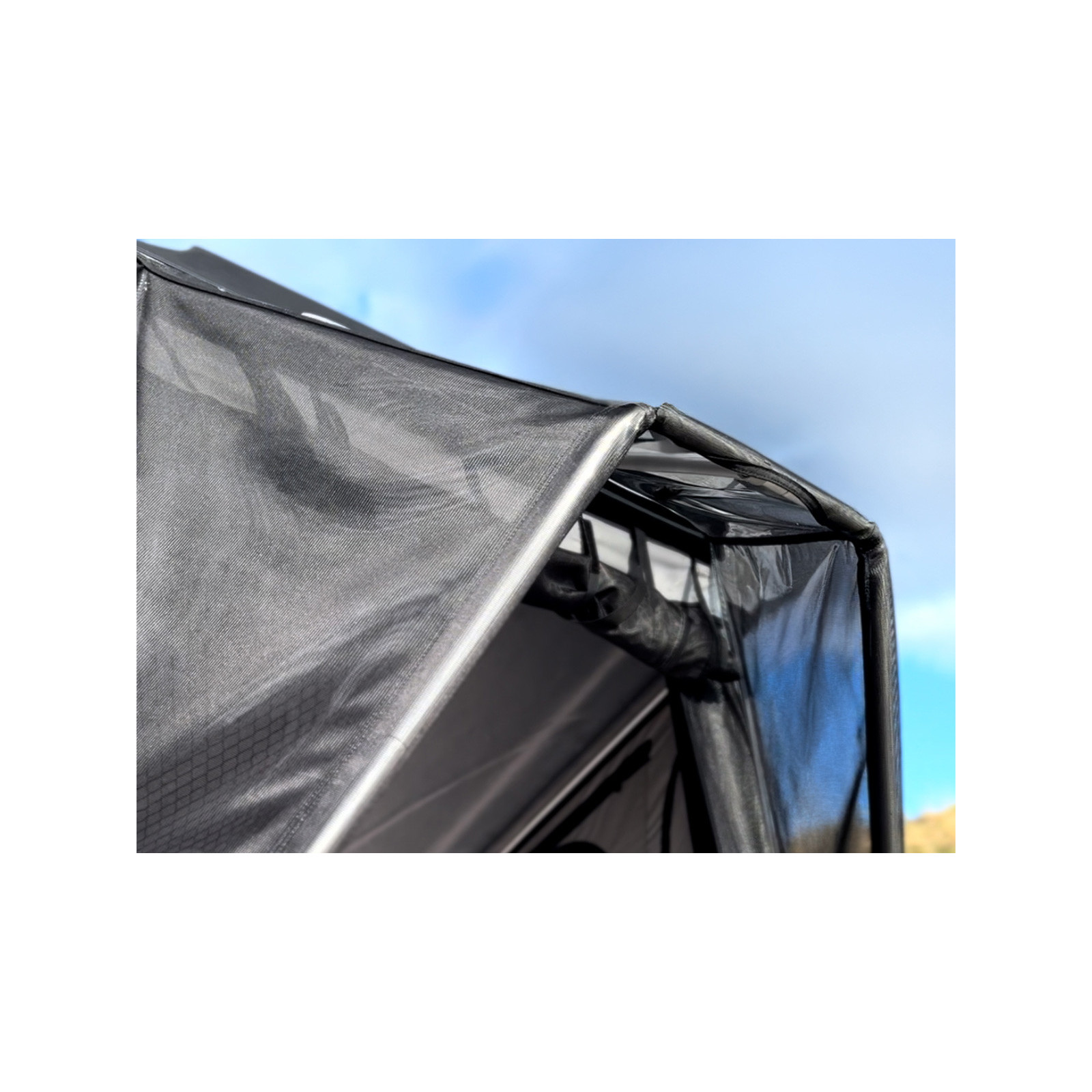 Avancée protection pluie et soleil James Baroud pour tente de toit Space M