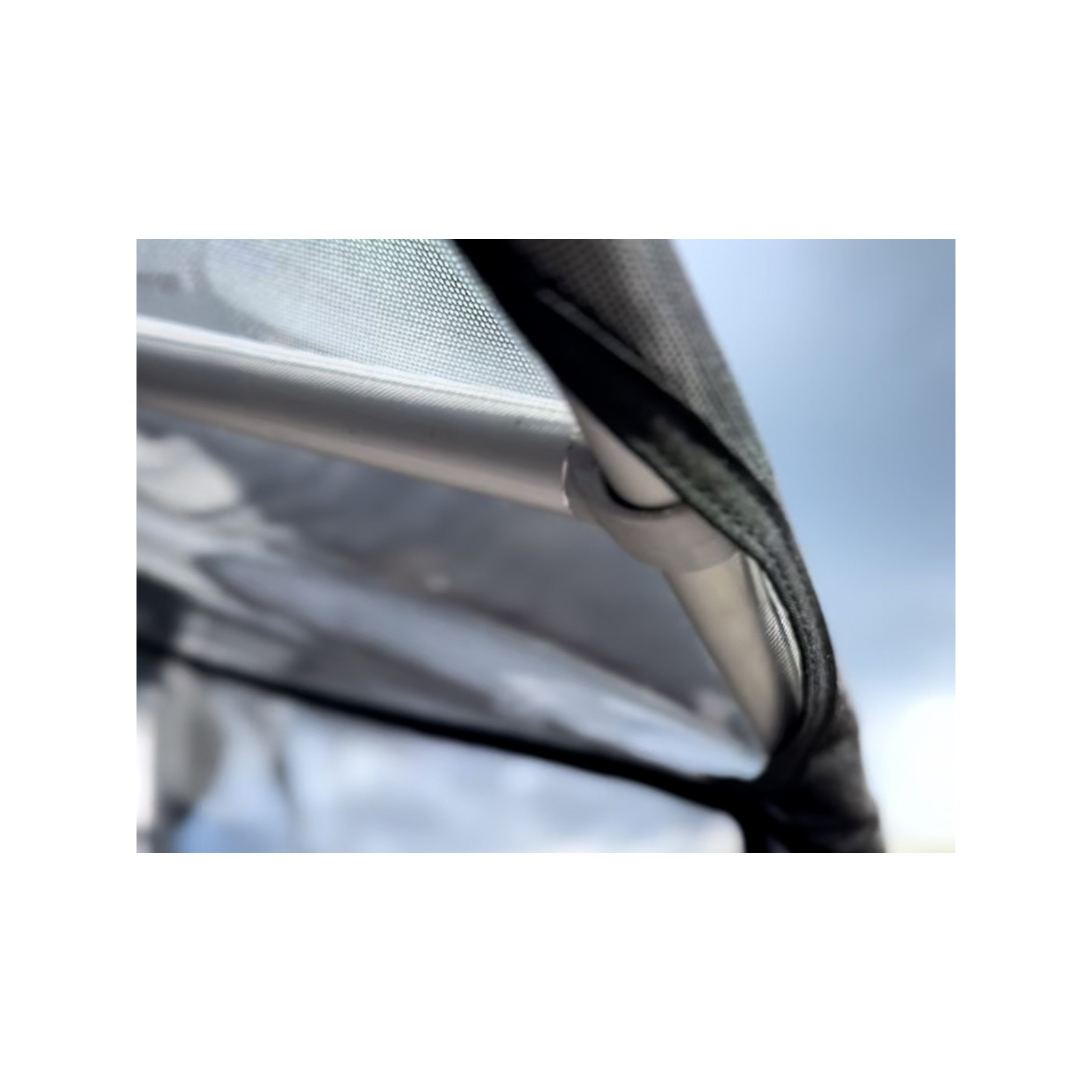 Avancée protection pluie et soleil James Baroud pour tente de toit Space M