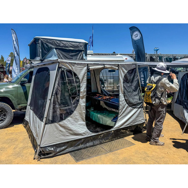 Store avec espace de vie James Baroud Family Room