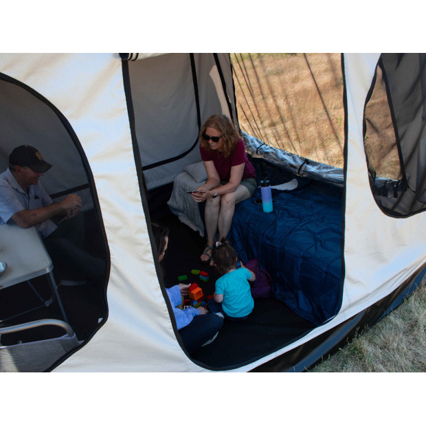 Store avec espace de vie James Baroud Family Room