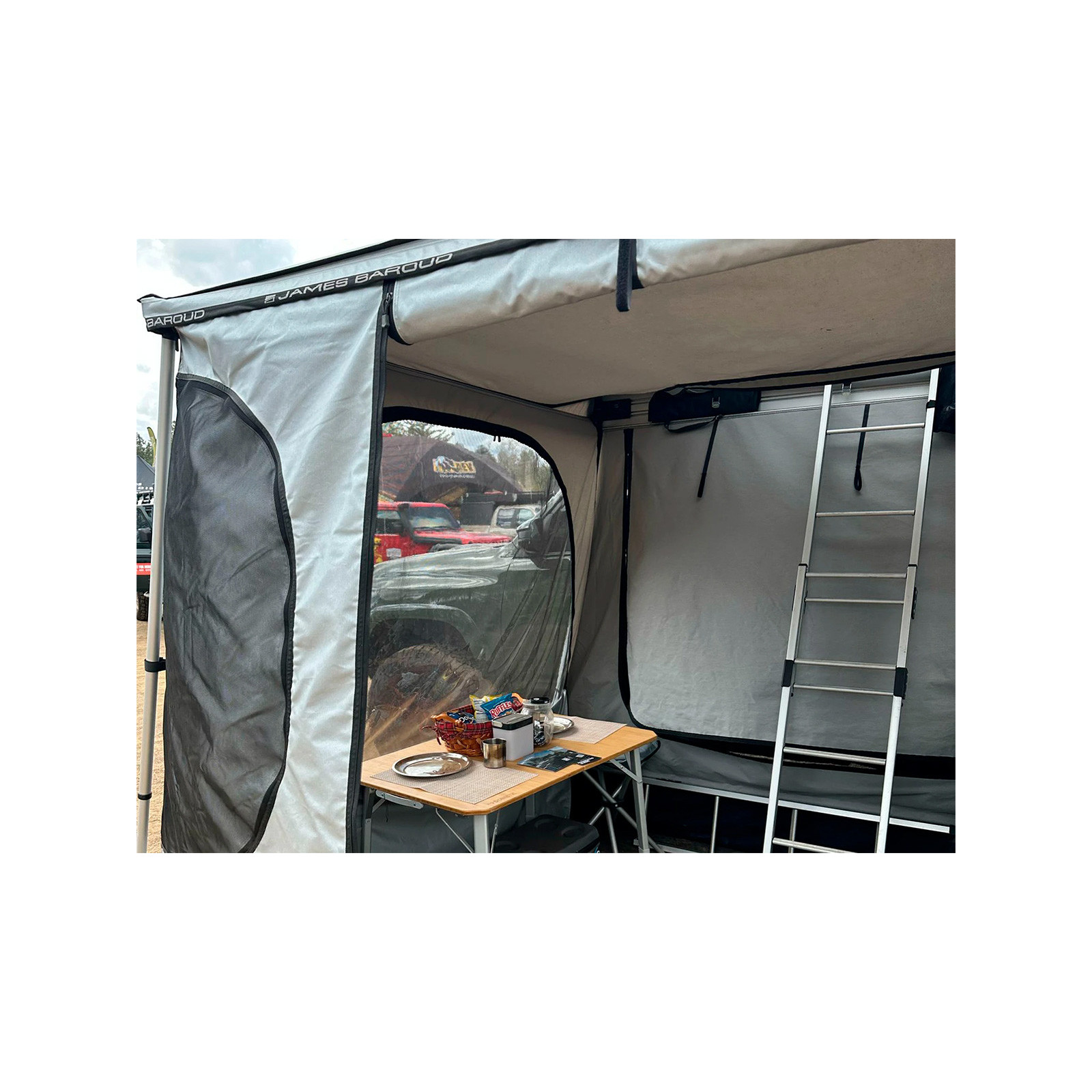 Store avec espace de vie James Baroud Family Room