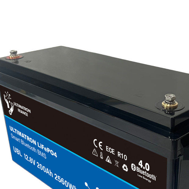 Batterie lithium LiFePO4 ULTIMATRON 12.8V 200Ah avec Bluetooth et Smart BMS intégré