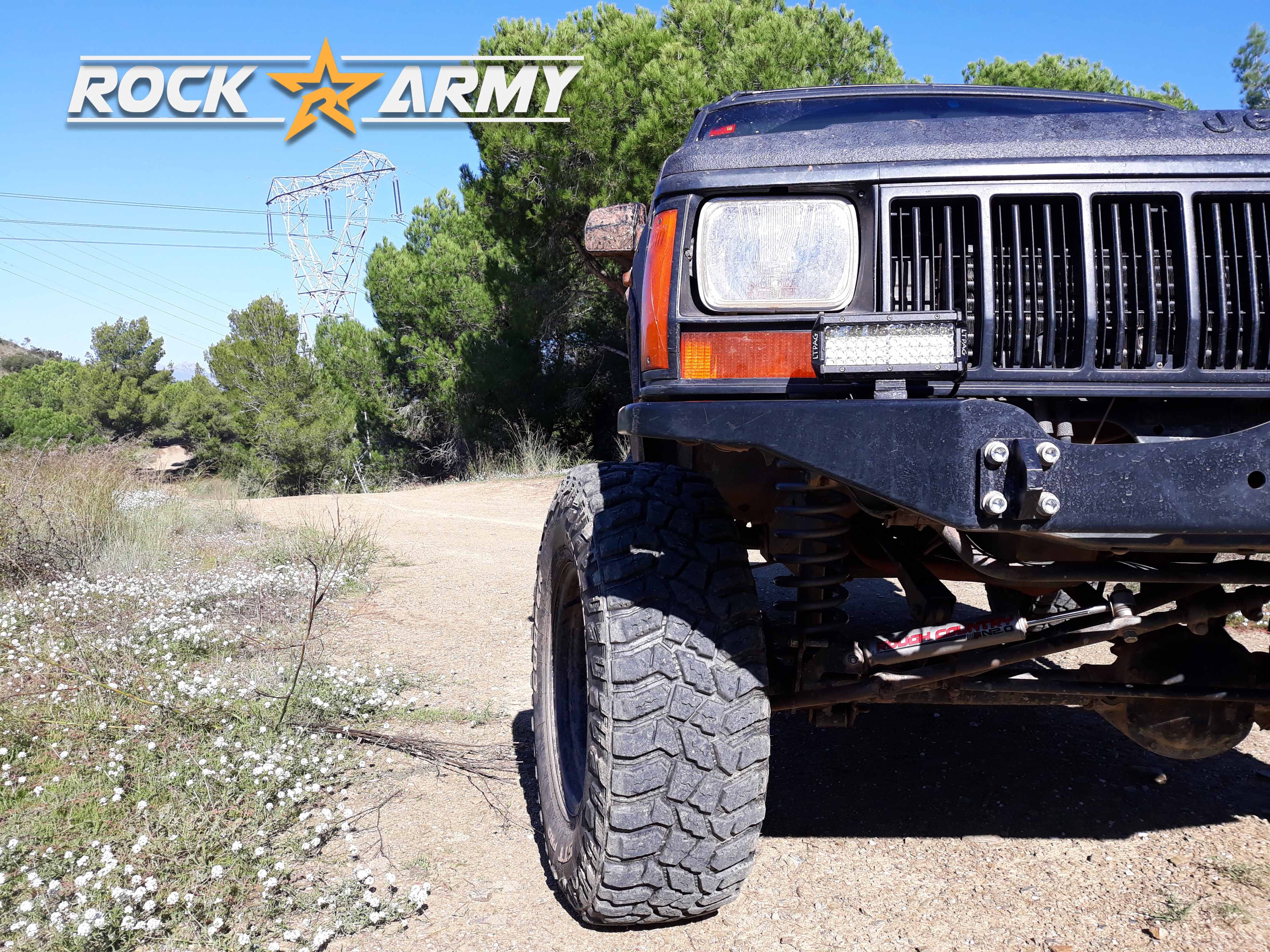 Pare-choc avant ROCK ARMY en acier avec platine treuil intégrée (treuil apparent en applique) Jeep Cherokee XJ
